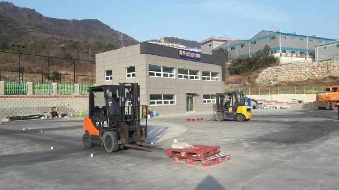 지게차 짐 옮기는 모습